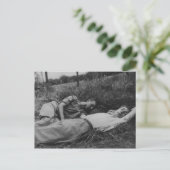 好色な若い男性のカップルの昼寝ゲイの興味 ポストカード (スタンド正面)