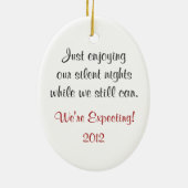 妊娠のクリスマスの装飾のアフリカ系アメリカ人 セラミックオーナメント (裏面)