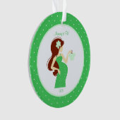 妊娠のパーソナライズなオーナメントがある緑のお母さん オーナメント (正面)