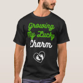 妊娠の幸運なチャームベビーデザインを育てる Tシャツ (正面)