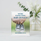 妊娠の発表とベビー靴 シーズンポストカード (スタンド正面)