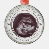 妊娠パーソナライズされた発表写真 メタルオーナメント (正面)