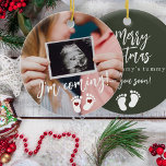 妊娠メリークリスマスベビー超音波写真 セラミックオーナメント<br><div class="desc">おモダンしおもしろい来は、あなたのスクリプト、足跡、赤いハートの新生児を見て、あなたの超音波写真を持つママのおなかの濃い緑の木のオーナメントから記念メリークリスマスを期待してカスタムいる。</div>
