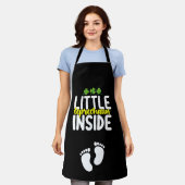 妊娠中の母親の中の小さなレプレシャン エプロン (着用した状態)