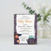 妊娠中の魔女ハロウィーン赤ちゃんシャワー衣装パーティー インビテーションポストカード (スタンド正面)