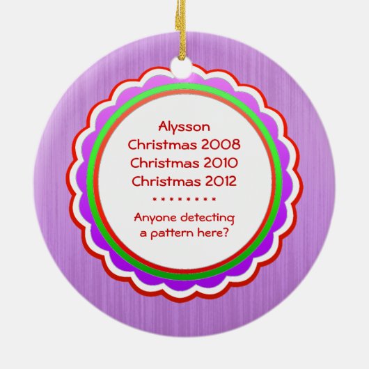 妊婦のでパーソナライズな日付がついているがあるかわいいお母さん セラミックオーナメント (裏面)