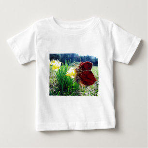 妖精が水仙の中 ベビーTシャツ