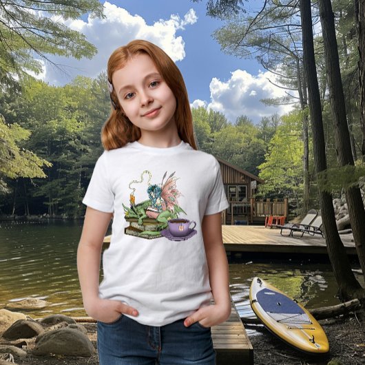 妖精とドラゴンの本と茶の友情 Tシャツ