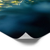 妖精のように輝く青い瞳のライオンの子がホタルの光に包まれて ポスター (角)