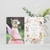 妖精のワイルドフラワーの花畑の誕生日写真 招待状 (スタンド正面)