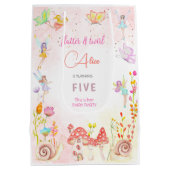 妖精の庭の水の色子供の誕生日 ミディアムペーパーバッグ (裏面)