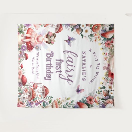 妖精の最初の誕生日パーティーフローラウェルカムバックドロップ タペストリー (正面(横))