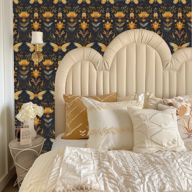 妖精の黄色い蝶と花 壁紙 (Fairycore Yellow Butterflies and Flowers Wallpaper behind a cream colored headboard.)