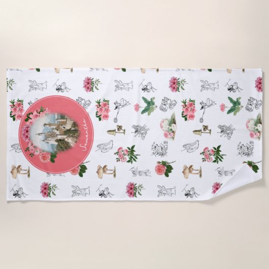妖精ピンクのフローラキノコ妖精の城モノグラム ビーチタオル (正面)