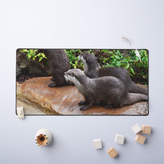 妙に楽しい小さな灰色のカワウソ デスクマット (キッズテーブル)