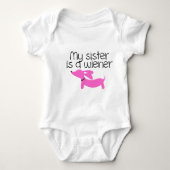 妹は飼い主（犬） ベビーボディスーツ (正面)