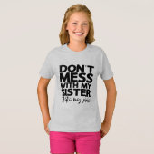 妹をいじめるな、それは僕の仕事 | 面白い家族グッズ Tシャツ (正面フル)
