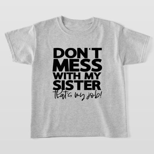 妹をいじめるな、それは僕の仕事 | 面白い家族グッズ Tシャツ (レイダウン)