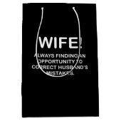 妻おもしろいタイポグラフィ妻 ミディアムペーパーバッグ (正面)