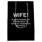 妻おもしろいタイポグラフィ妻 ミディアムペーパーバッグ (裏面)