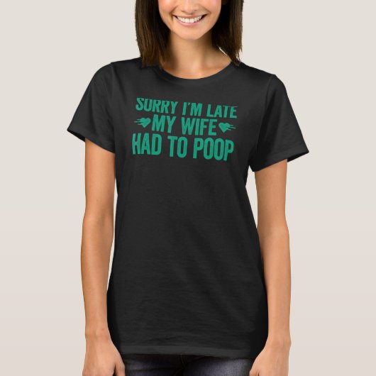 妻がウンチ3に遅れてごめんなさい Tシャツ (正面)