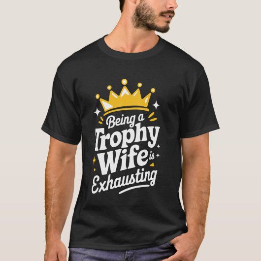 妻がトロフィーの妻として疲れている Tシャツ (正面)