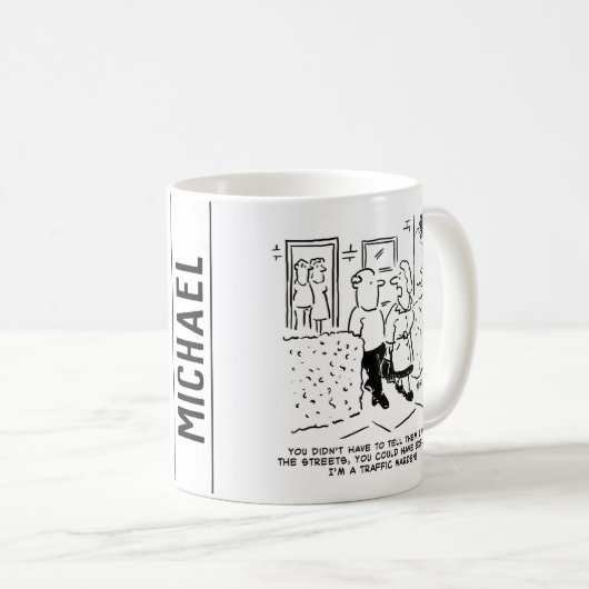 妻が交通管理者として通りを歩く コーヒーマグカップ (正面右)