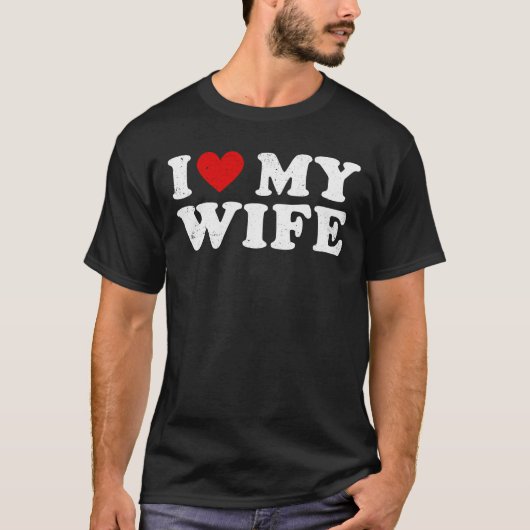 妻が大好き ファニー レトロ ダサかわTシャツ 夫へのギフト Tシャツ (正面)