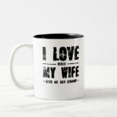 妻が葉巻を持ってきてくれると好買き ツートーンマグカップ (左)