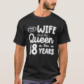 妻と王妃18結婚周年おもしろい Tシャツ (正面)