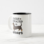 妻に気さくされるダシュント犬 ツートーンマグカップ (正面左)