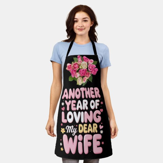 妻のための愛と記念日のエプロンを持つ料理 エプロン (着用した状態)