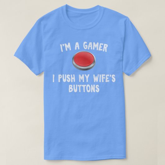 妻のボタンを押してゲーマーの夫おもしろいに渡す Tシャツ (デザイン正面)