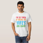 妻の腕のキャンディーにうんざりしている Tシャツ (正面フル)