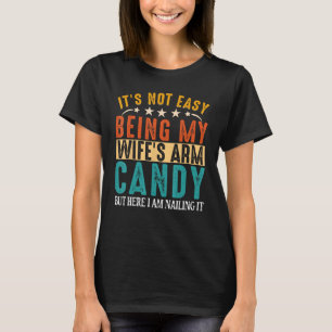 妻の腕の簡単ではない私はここにいる Tシャツ