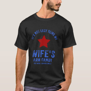 妻の腕の簡単ではない私はここにいる Tシャツ