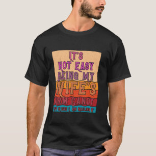 妻の腕の簡単ではない私はここにいる Tシャツ