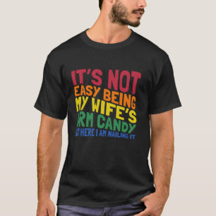 妻の腕キャンディ結婚したカップルのギフトおもしろいハスバン Tシャツ