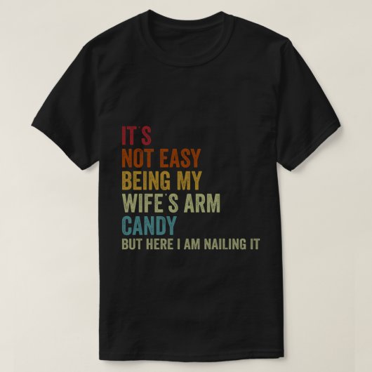 妻の腕簡単ではなく私はここにいる Tシャツ (デザイン正面)