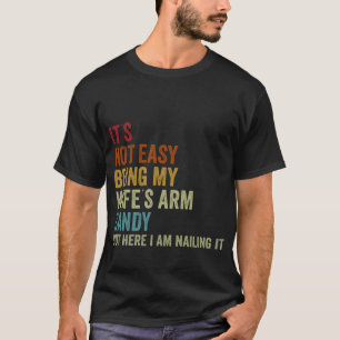 妻の腕簡単ではなく私はここにいる Tシャツ