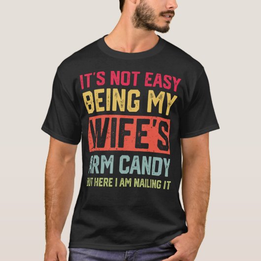 妻の腕簡単Husbではないおもしろい Tシャツ (正面)