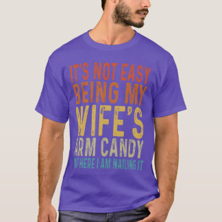 妻の腕飾りでいるのは簡単じゃない 面白い夫用 Tシャツ
