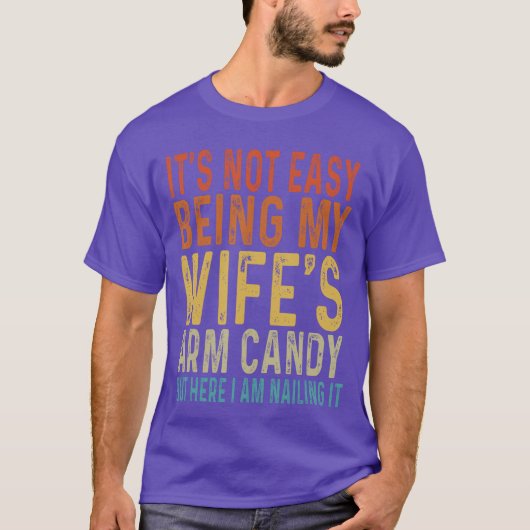 妻の腕飾りでいるのは簡単じゃない 面白い夫用 Tシャツ (正面)