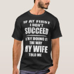 妻の言う通りにするわ。夫おもしろい夫 Tシャツ<br><div class="desc">妻の言う通りにやってる。夫おもしろいことわざ</div>
