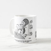 妻はもっとフライパンで練習する必要がある。おもしろい コーヒーマグカップ (正面左)