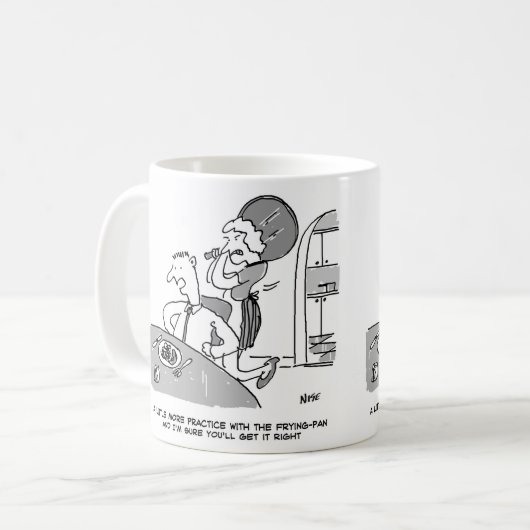 妻はもっとフライパンで練習する必要がある。おもしろい コーヒーマグカップ (正面左)