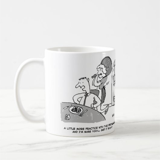 妻はもっとフライパンで練習する必要がある。おもしろい コーヒーマグカップ (左)