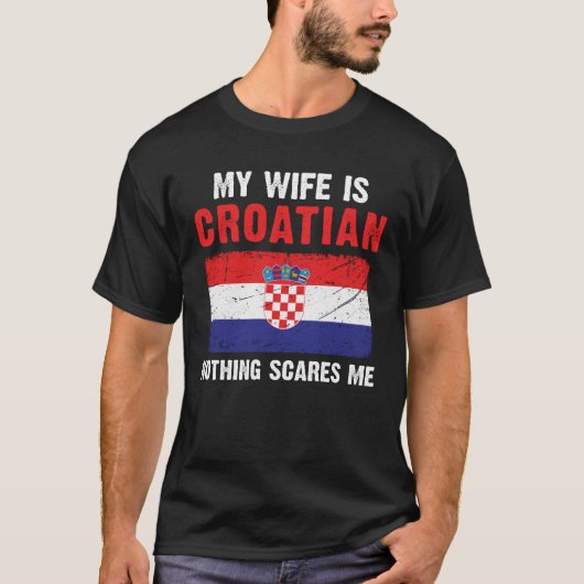 妻はクロアチア人で何も怖くない Tシャツ (正面)
