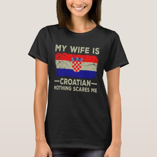 妻はクロアチア人で夫を恐れるものはない Tシャツ (正面)