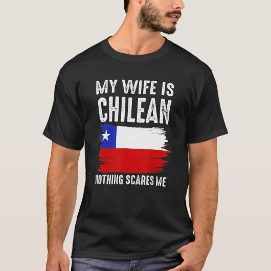妻はチリ人で夫を怖がらせるようなことは何もない Tシャツ (正面)